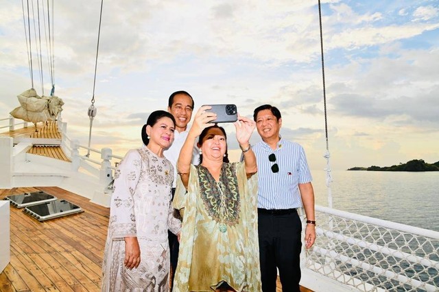 Gaya Ibu Negara ASEAN saat menikmati sunset di atas kapal pinisi di Labuan Bajo, Rabu (10/5/2023). Foto: Biro Pers Sekretariat Presiden