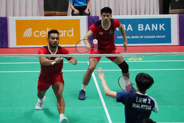 Ganda putra Indonesia Pramudya Kusumawardana Riyanto dan Yeremia Erich Yoche Yacob saat menghadapi Malaysia pada partai final nomor beregu putra SEA Games 2023 di Morodok Techo Badminton Hall, Phnom Penh, Kamboja, Kamis (11/5/2023).  Foto: Cindy Liu/REUTERS