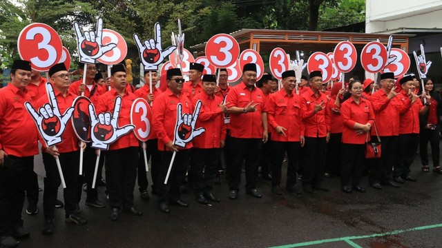 Ratusan Bacaleg PDIP Jateng di sela pendaftaran di kantor KPU Jateng.  Foto: Dok. Istimewa