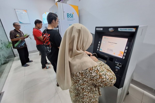 Warga Banda Aceh antre menunggu giliran proses transaksi di layanan ATM BSI. Foto: Zuhri Noviandi/kumparan