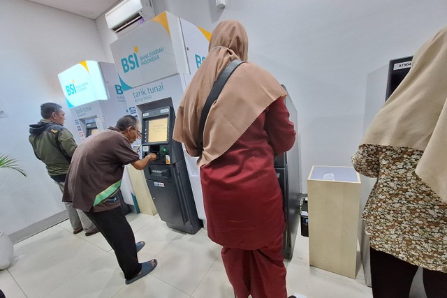 Warga Banda Aceh antre menunggu giliran proses transaksi di layanan ATM BSI. Foto: Zuhri Noviandi/kumparan