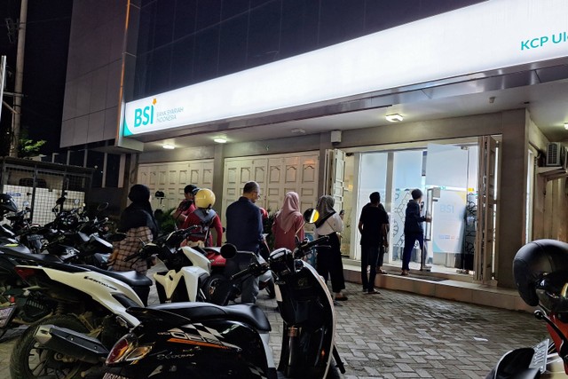Warga Banda Aceh antre menunggu giliran proses transaksi di layanan ATM BSI. Foto: Zuhri Noviandi/kumparan