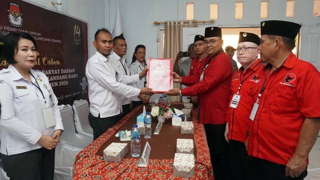 DPC PDIP Kabupaten Kepulauan Sitaro saat menyerahkan berkas pendaftaran bakal Caleg untuk Pemilu 2024 ke KPU.