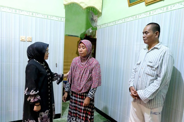Istri Wali Kota Surabaya Rini Indriyani (gamis hitam) saat menemui kedua orang tua N, siswi SMP di Surabaya yang jadi korban pembunuhan, Kamis (11/5). Foto: Dok. Basra