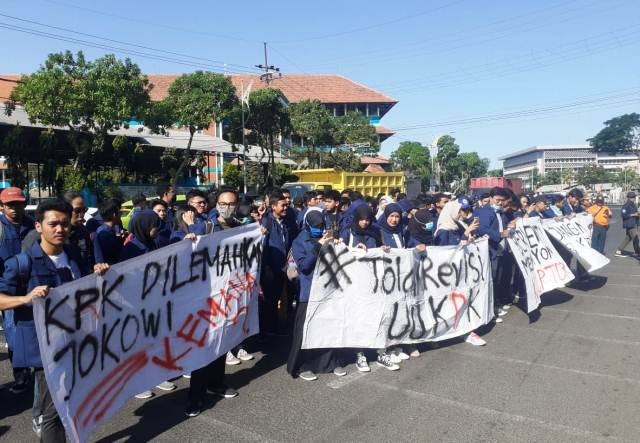 TOLAK REVISI. Ratusan mahasiswa Unair menggelar unjuk rasa menolak revisi UU KPK di depan gedung DPRD Jatim, Jumat 13 September 2019. Foto: Bayu Pratama