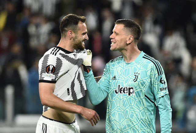 Frederico Gatti dari Juventus merayakan dengan Wojciech Szczesny setelah pertandingan semi final leg pertama Liga Europa di Allianz Stadium, Turin, Italia. Foto: Massimo Pinca/Reuters