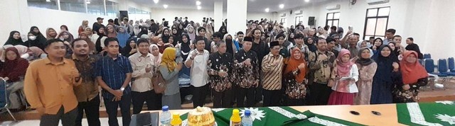 Wamen RI Zainut Tauhid dan Dekan FISIP Berbalas Pantun di Unismuh Makassar