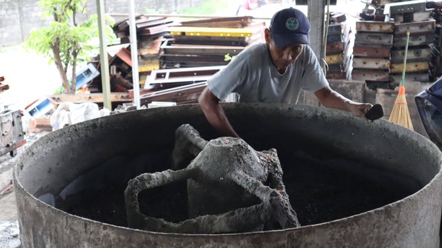 Seorang pekerja limbah sedang memproses adonan bata daur ulang. Sumber : IMaBs