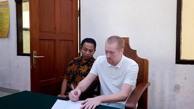 Warga negara Inggris Stephen Michael Jamnitzy yang menganiaya polisi di sel tahanan di PN Denpasar. Foto: Denita br Matondang/kumparan