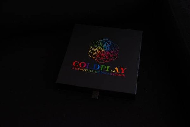 Ilustrasi cara pesan tiket Coldplay. Sumber: unsplash/Zac Wolff