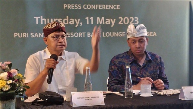 Ketua IMC 2023, Prof Taruna Ikrar bersama  Levie Lantu dari Bacoma - IST 