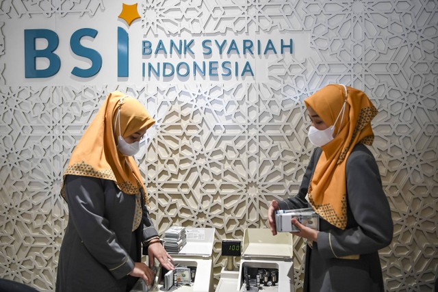 Teller PT Bank Syariah Indonesia Tbk (BSI) menghitung uang dolar AS di Kantor Cabang BSI Jakarta Thamrin, Jakarta, Kamis (11/5/2023). Foto: ANTARA FOTO/M Risyal Hidayat