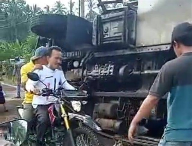 Mobil tangki yang terguling di Tanggamus, Lampung. Foto: Ist