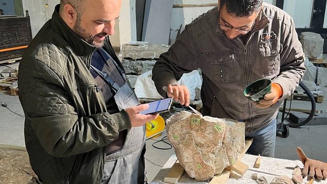 Tentara ISIS menghancurkan dan menjarah artefak berharga ketika mereka memporak-porandakan museum.