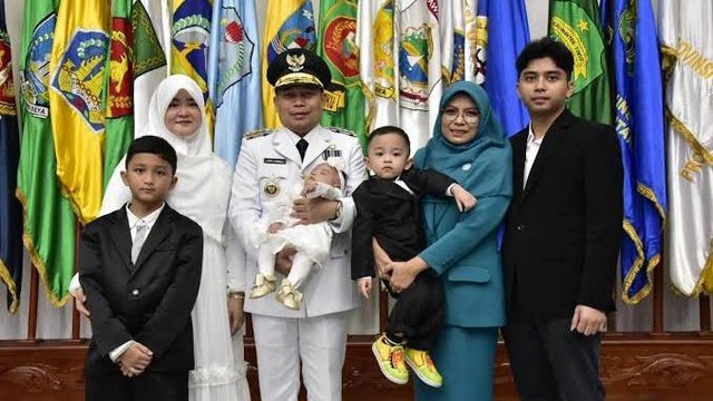 Penjabat Gubernur Gorontalo Ismail Pakaya bersama keluarga. Jumat (12/5). Foto: Dok istimewa 