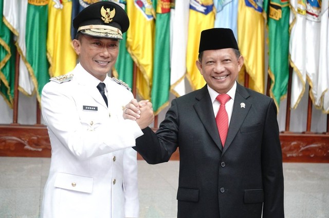 Mendagri, Tito Karnavian (kanan), berjabat tangan usai melantik Prof. Dr. Zudan Arif Fakrulloh sebagai Penjabat (Pj) Gubernur Sulawesi Barat (Sulbar), Jumat (12/5/2023). Foto: Dok. Kemendagri