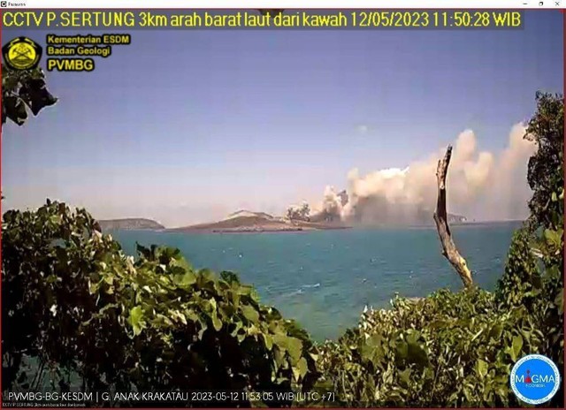 Penampakan Gunung Anak Krakatau berdasarkan tangkap layar CCTV di Pulau Sertung Jumat (12/5/2023). Foto: Pos Pantau GAK Serang