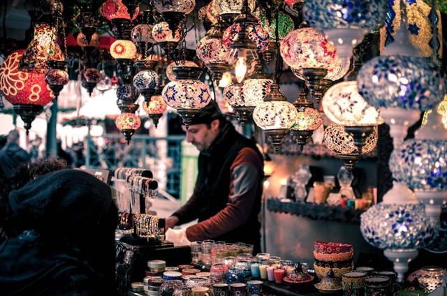 Tempat Belanja di Bali cocok untuk Oleh-Oleh / Foto hanya ilustrasi bukan tempat sebenarnya, https://pixabay.com/photos/bazaar-booth-bracelets-candles-1853361/
