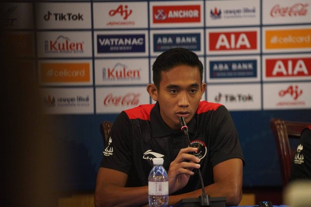 Kapten Timnas U-22 Indonesia, Rizky Ridho, dalam konferensi pers jelang semifinal SEA Games 2023 melawan Vietnam, di Olympic Stadium, Phnom Penh, Kamboja, Jumat (12/5). Foto: PSSI