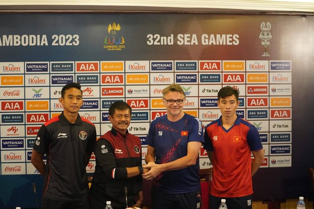 Kapten dan Pelatih Timnas U-22, Rizky Ridho (kiri) dan Indra Sjafri (kedua dari kiri), dalam konferensi pers jelang semifinal SEA Games 2023 melawan Vietnam, di Olympic Stadium, Phnom Penh, Kamboja, Jumat (12/5). Foto: PSSI