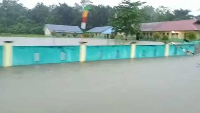 Sejumlah kawasan pemukiman di Kabupaten Buru dilanda banjir setelah diguyur hujan deras sejak Rabu (10/5/2023). Foto: Dok. Istimewa