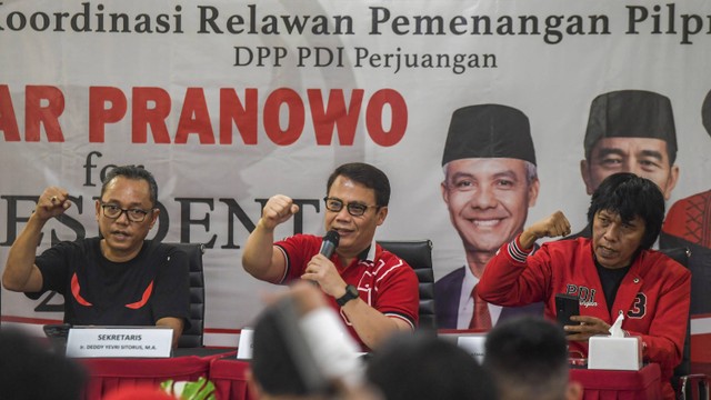 Ketua Tim Koordinasi Relawan Pemenangan Pilpres PDI Perjuangan (TKRPP-PDI Perjuangan) Ahmad Basarah (tengah) memberikan keterangan pers terkait tim koordinasi relawan pemenangan Pilpres 2024 di Jakarta, Jumat (12/5/2023). Foto: ANTARA FOTO/Galih Pradipta