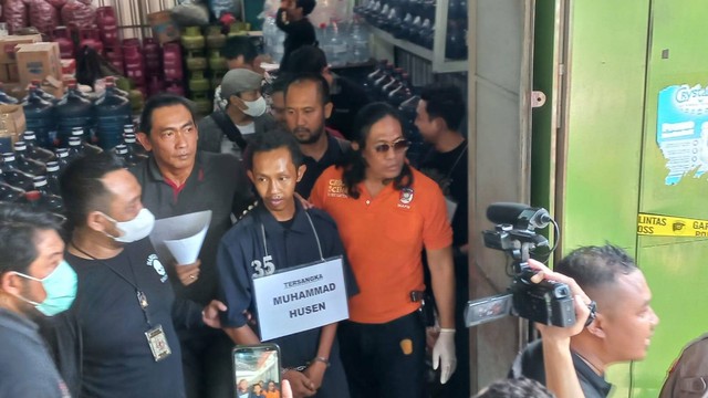Muhammad Husen (28), tersangka pembunuhan bos galon isi ulang di Semarang saat mengikuti pra rekonstruksi di TKP, Jumat (12/5/2023).  Foto: Intan Alliva/kumparan