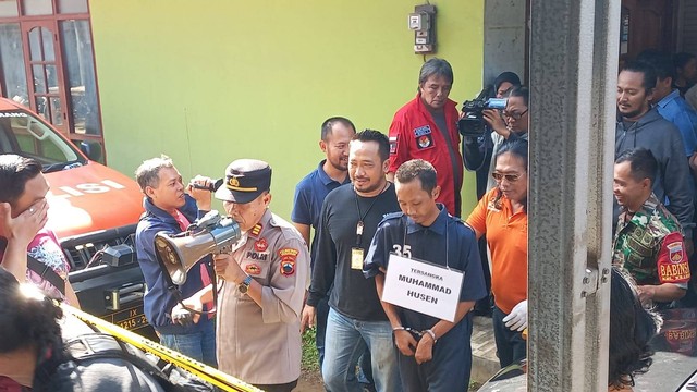 Muhammad Husen (28), tersangka pembunuhan bos galon isi ulang di Semarang saat mengikuti prarekonstruksi di TKP.  Foto: Intan Alliva/kumparan