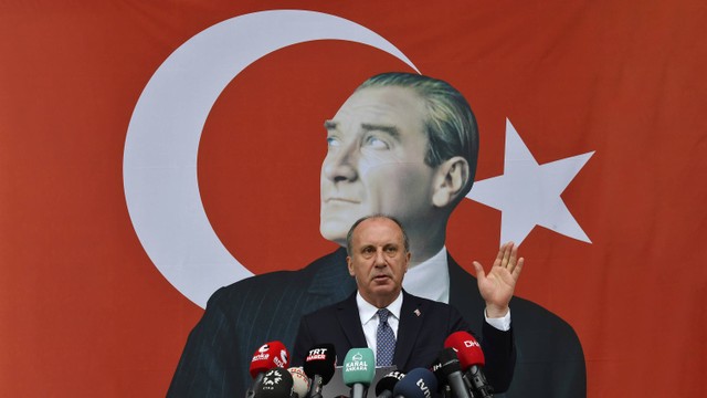 Muharrem Ince memberi isyarat saat mengumumkan pengunduran dirinya dari partai oposisi utama Turki, CHP, di Ankara, Turki, Senin, 8 Februari 2021. Foto: AP Photo