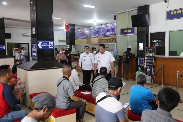 Gubernur Lampung Arinal Djunaidi saat meninjau pelayanan di Samsat Rajabasa, Bandar Lampung beberapa waktu lalu.| Foto : Dok. Pemprov Lampung