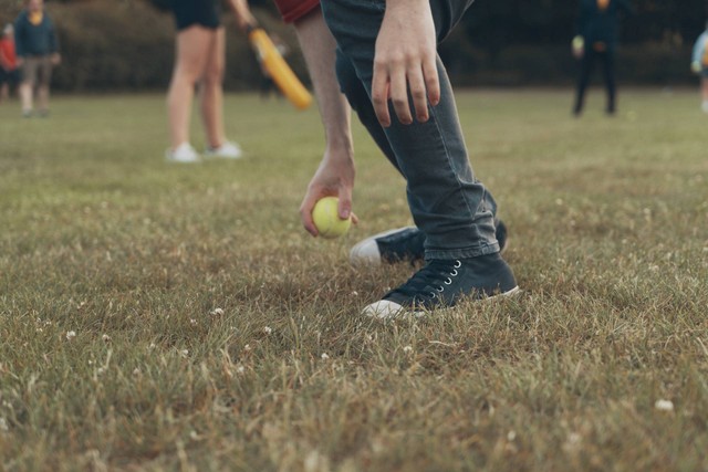 Ilustrasi Arah Bola Hasil Lemparan Melambung, Foto Unsplash Ross Sneddon