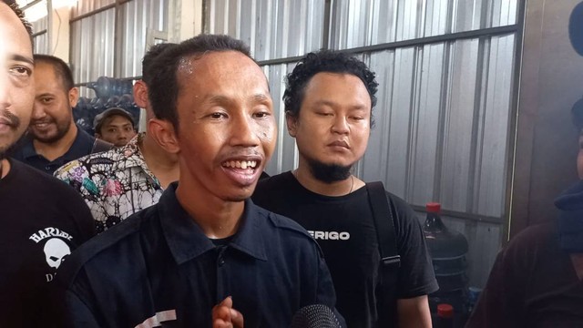 Muhammad Husen (28), tersangka pembunuhan bos galon isi ulang di Semarang meminta maaf kepada keluarga Irwan Hutagalung (53). Foto: Intan Alliva/kumparan
