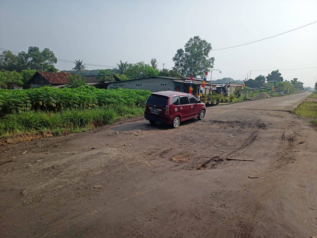 Salah satu kondisi jalan yang rusak di Lampung Tengah tepatnya di ruas Simpang Randu-Seputih Banyak. | Foto : Galih Prihantoro/ Lampung Geh