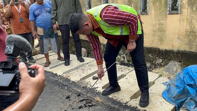 Wali Kota Medan Bobby Nasution melakukan peninjauan proyek pengaspalan di Jalan Bunga Rampai, Kota Medan pada Jumat (12/5).  Foto: Tri Vosa/kumparan