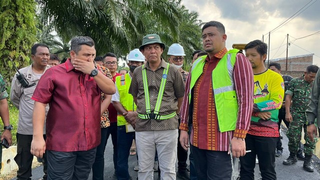 Wali Kota Medan Bobby Nasution melakukan peninjauan proyek pengaspalan di Jalan Bunga Rampai, Kota Medan pada Jumat (12/5).  Foto: Tri Vosa/kumparan