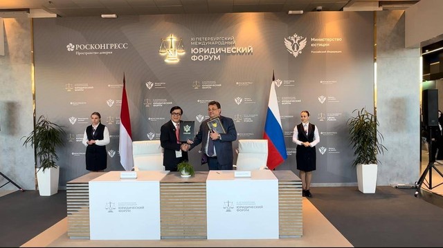 Menkum HAM, Yasonna H. Laoly, bersama Menteri Kehakiman Rusia, Konstantin Anatolievich Chuychenko, menandatangani Memorandum of Understanding  kerja sama bidang hukum di Rusia. (Foto: Biro Humas Kemenkumham)