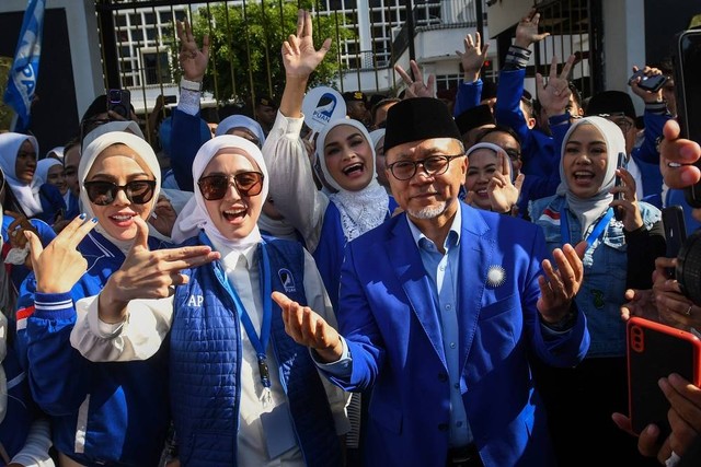 Ketua Umum Partai Amanat Nasional (PAN) Zulkifli Hasan (keempat kiri) bersama para kader PAN menyanyikan yel-yel usai mengajukan berkas bakal calon anggota DPR di Gedung KPU, Jakarta, Jumat (12/5/2023). Foto: Aditya Pradana Putra/ANTARA FOTO