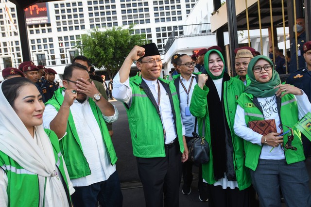 Plt Ketua Umum (Ketum) Partai Persatuan Pembangunan (PPP) Muhammad Mardiono (tengah) menyapa para kader partainya usai mengajukan berkas bakal calon anggota DPR di Gedung KPU, Jakarta, Jumat (12/5/2023). Foto: Aditya Pradana Putra/ANTARA FOTO