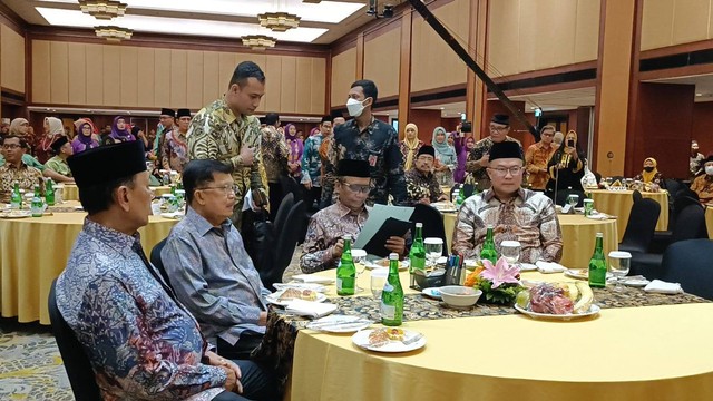 Menko Polhukam Mahfud MD, Wakil Presiden Republik Indonesia ke-10 dan ke-12 Jusuf Kalla dan Ketua Wantimpres Wiranto dalam acara Halal Bihalal ICMI dan Silaturahmi Tokoh Bangsa di Hotel Borobudur, Jakarta, Jumat (12/5). Dok:  Foto: Zamachsyari/kumparan