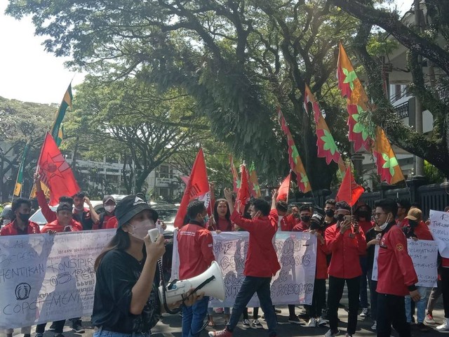 Ilustrasi: Puluhan mahasiswa yang tergabung sebagai aktivis GMNI PC Malang melakukan aksi di depan kantor DPRD Kota Malang. kumparan.com