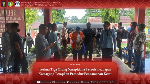 Kasi Binadik dan Kepala KPLP Kawal Langsung Proses Penerimaan Narapidana Terorisme di Lapas Kotaagung pada Jumat (12/5/2023) (Humas Lastagung)