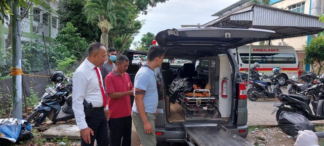 Petugas polisi saat mengevakuasi mayat pria yang tewas digebuki massa di Muba. (ist)