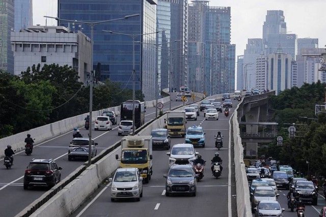 Sejumlah pengendara sepeda motor melintas di Jalan Layang Non Tol (JLNT) Casablanca, Jakarta, Jumat (12/5/2023).  Foto: Fauzan/ANTARA FOTO