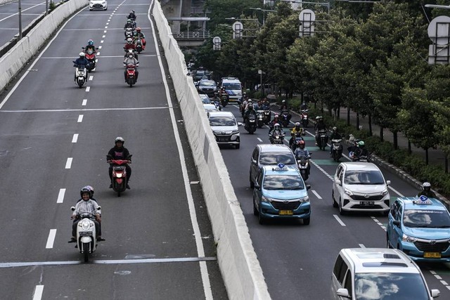 Sejumlah pengendara sepeda motor melintas di Jalan Layang Non Tol (JLNT) Casablanca, Jakarta, Jumat (12/5/2023).  Foto: Fauzan/ANTARA FOTO