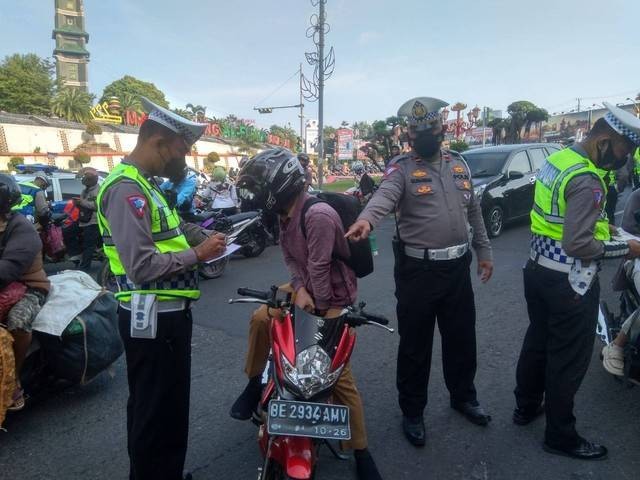 Polantas di Lampung melakukan tilang manual terhadap pengendar bandel. | Foto: Satlantas Polresta Bandar Lampung