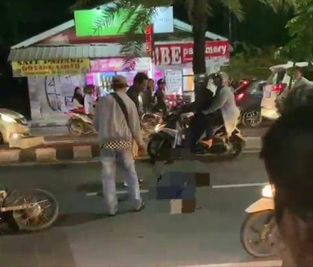 Pengendara sepeda motor terlindas ban truk box di Jalan ZA Pagar Alam, Labuhan Ratu, Kedaton, Bandar Lampung, Jumat (12/5). | Foto: ist