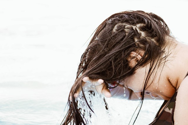 Cara Menghilangkan Ketombe. Sumber: Unsplash/Erick.