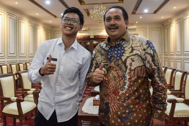 Bupati Pangandaran Jeje Wiradinata (kanan) dengan Husein Ali Rafsanjani di Pendopo Kabupaten Pangandaran, Jawa Barat, Kamis (11/5/2023). Foto: Adeng Bustomi/ANTARA FOTO