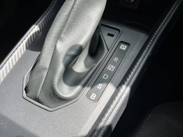 Transmisi CVT Daihatsu Ayla punya mode B dan S.  Foto: Aditya Pratama Niagara/kumparan