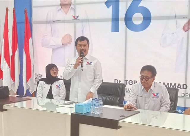 Ketua DPW Perindo Sumsel Febuar Rahman bersama Bacaleg Partai Perindo, Andi Asmara, Foto Istimewa